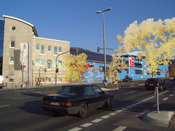 Erlenringcenter mit Bumen und blauem Anstrich